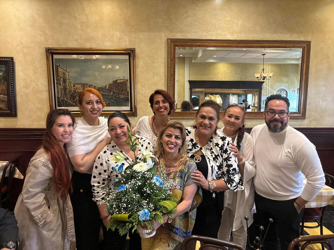 Grupo de egresados en restaurante